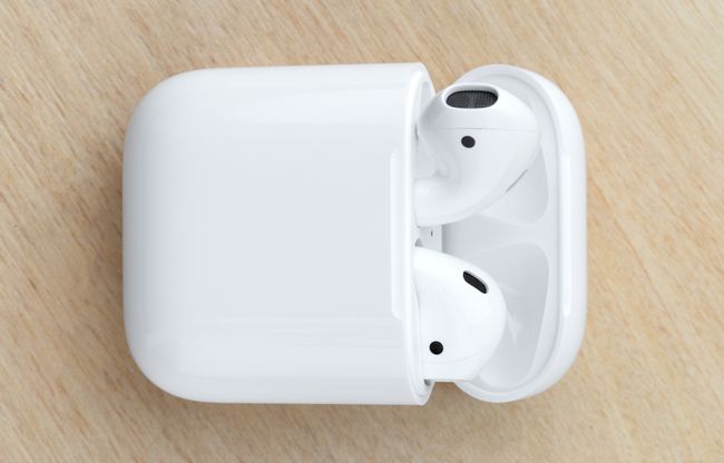 Apple AirPod'larınızı şarj kutusuna geri koyun ve kapağını kapatın, ardından birkaç saniye bekleyin.