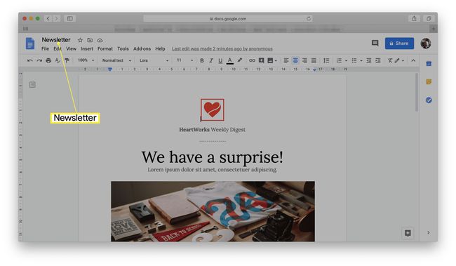 Google Docs ที่เปิดเทมเพลตจดหมายข่าวและไฮไลต์ชื่อไว้