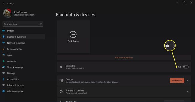 Den deaktiverte Bluetooth-bryteren er uthevet i Bluetooth og enheter i Windows 11.