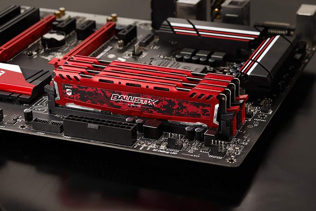 Crucial Ballistix Sport LT 2.400 MHz DDR4 DRAM inserido em uma placa-mãe