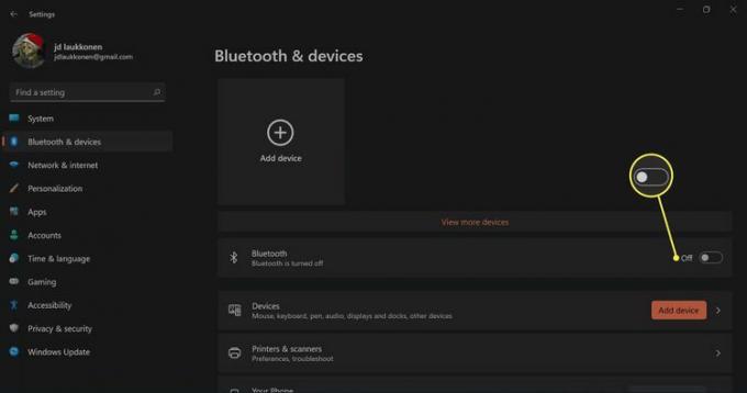 비활성화된 Bluetooth 토글은 Windows 11의 Bluetooth 및 장치에서 강조 표시됩니다.