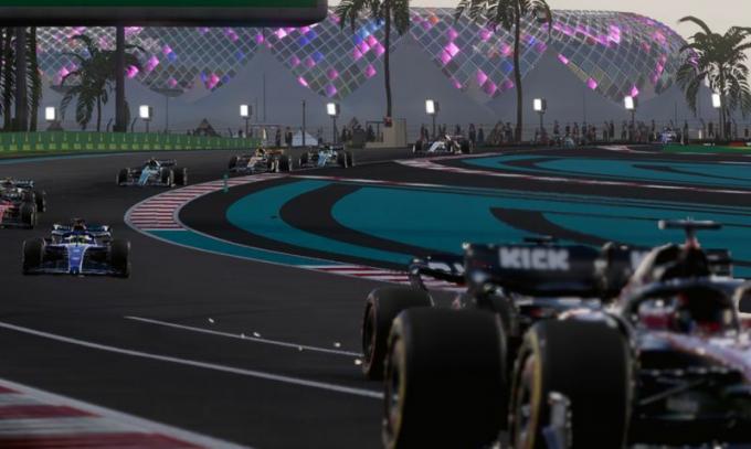 F1-autot seuraavat turva-autoa Yas marina Circuitilla Abu Dhabissa.