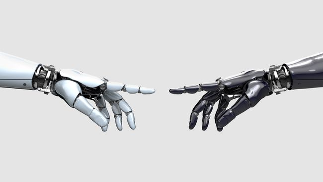 Juodos ir baltos kibernetinio roboto rankos, nukreiptos viena į kitą