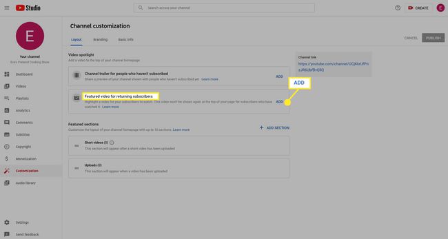 Selecteer onder Aanbevolen video voor terugkerende abonnees Toevoegen om een ​​video toe te voegen die je abonnees te zien krijgen zodra ze terugkeren naar je kanaal.
