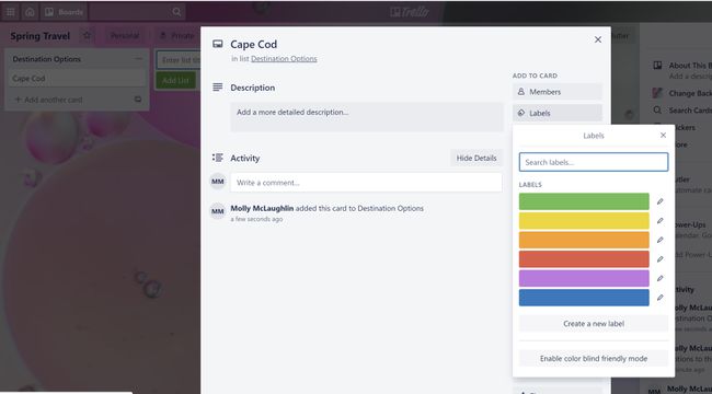 Hinzufügen von Etiketten und Farbcodierung zu einer Trello-Karte.