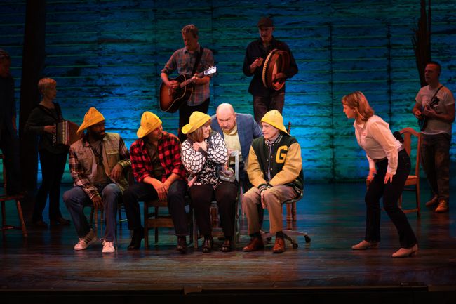 De’Lon Grant, Tony LePage, Sharon Wheatley, Joel Hatch, Jim Walton och Emily Walton i " Come From Away" med premiär 10 september 2021 på Apple TV+.