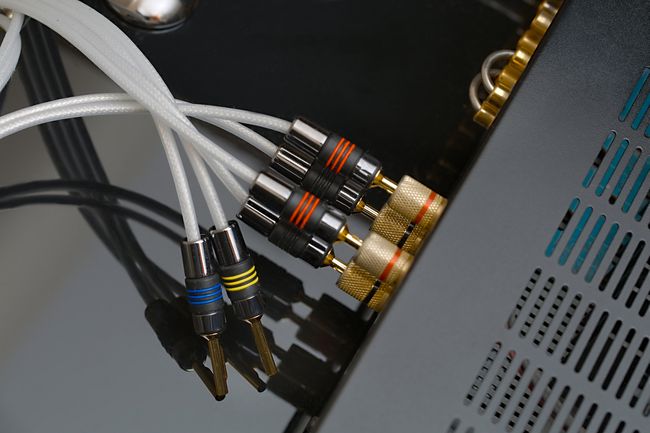 Bagsiden af ​​forstærkeren eller modtageren med ledninger til højttalere