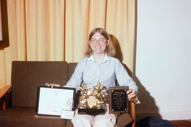 Η Carol Shaw κατέχει τα πολυάριθμα βραβεία της για βιντεοπαιχνίδια.