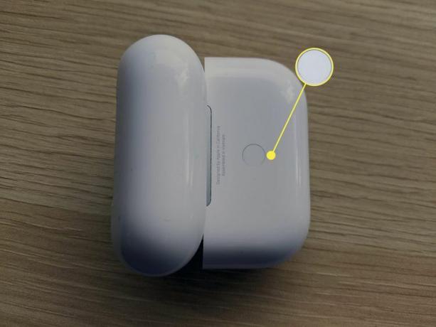 Виділена задня кнопка на футлярі AirPods Pro.