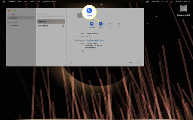 إجراء مكالمة باستخدام تطبيق جهات الاتصال على جهاز Mac.