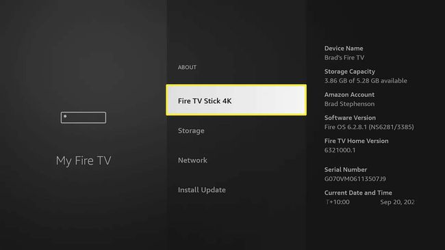 Amazon Fire TV Stick-inställningar med streamingsticks modellnamn markerat.