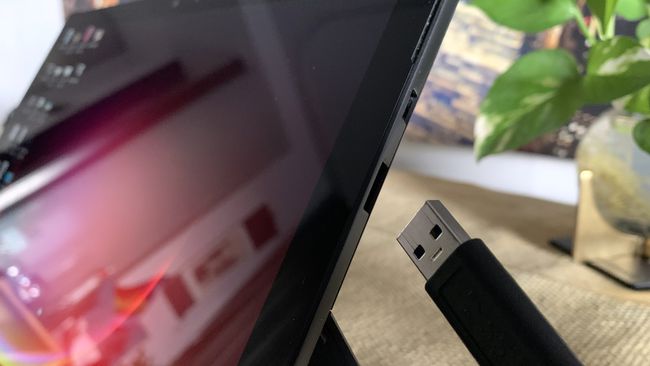 Microsoft Surface Pro 7 und USB-Kabel werden daran angeschlossen.