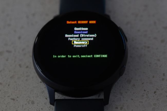 Izbornik Reboot s odabranim Recovery na Samsung Galaxy Watch Active2.