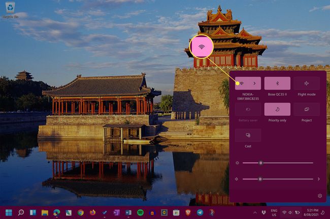 Desktop di Windows 11 con l'impostazione Wi-Fi evidenziata.