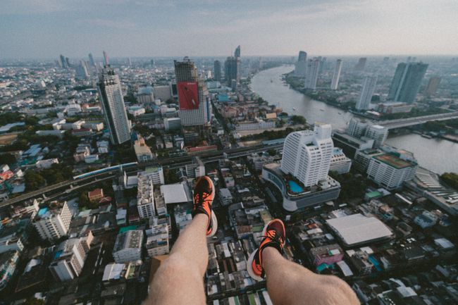 Kuva miehestä, joka roikkuu Bangkokin yllä, Thaimaa