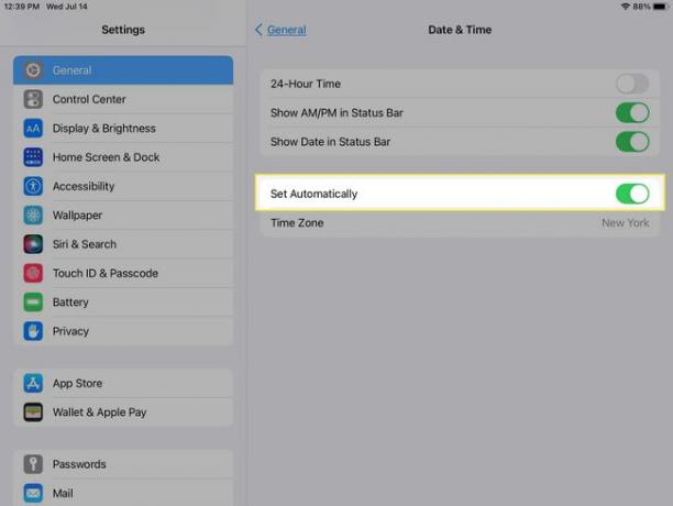 iPadin päivämäärä- ja aikaasetukset, joissa " Aseta automaattisesti" on korostettu