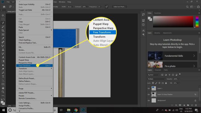 Ein Screenshot von Photoshop mit hervorgehobenem Befehl „Freie Transformation“