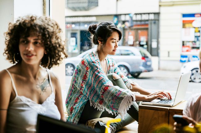 カフェで働き、社交する人々のグループ。