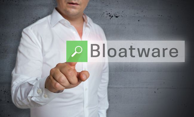 Bloatware na obrazovce před člověkem