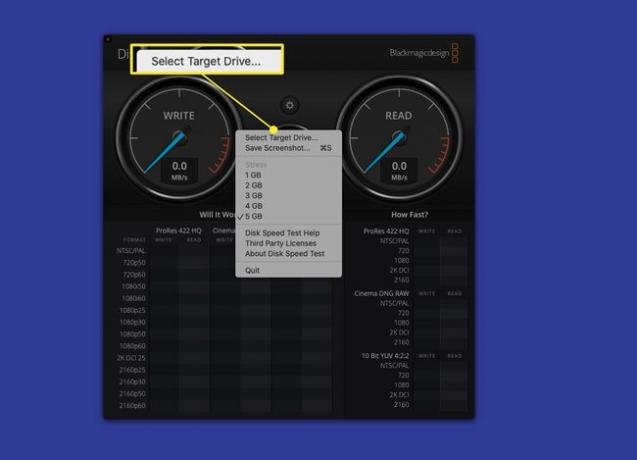 Падајући мени подешавања у Блацкмагиц Диск Спеед Тесту са истакнутим „Изабери циљни диск“.