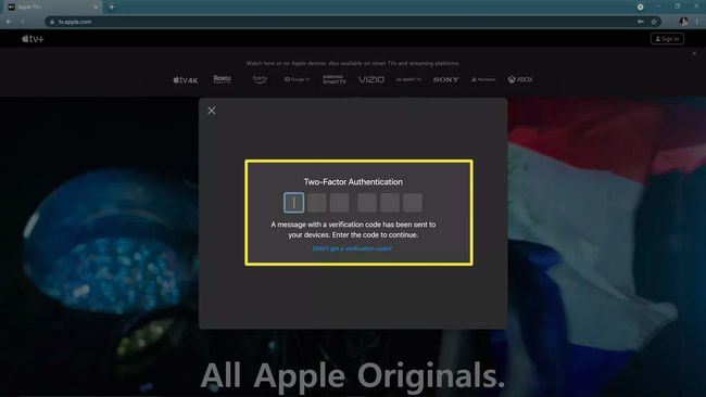Inserimento di un codice a due fattori Apple sul sito Web di Apple TV.