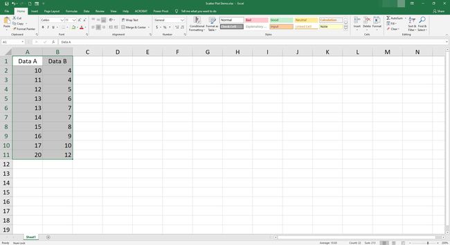 Excel'de iki veri sütunu seçilmiştir.