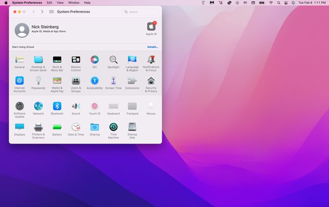 تحديد Dock & Menu Bar ضمن تفضيلات نظام Mac.