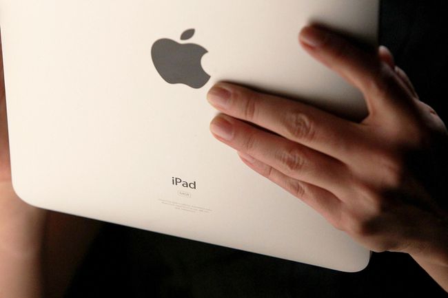 شخص يحمل جهاز iPad