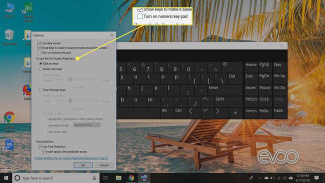 Ekraanipilt Windows 10 ekraaniklaviatuurist, kus on esile tõstetud valik Lülita numbriklahvistik sisse