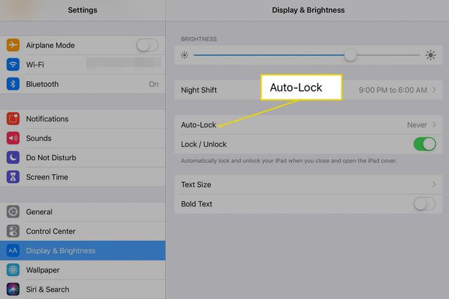 iPadの自動ロック設定が強調表示されています