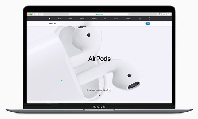 MacBook Air, kurā ir parādīta AirPods tīmekļa lapa