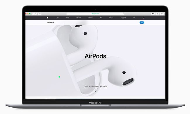 AirPods 웹 페이지가 표시된 MacBook Air