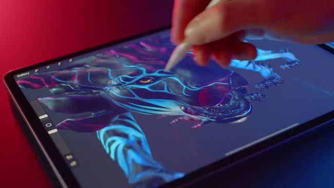 Primer plano de alguien que usa la aplicación Procreate en un iPad. 