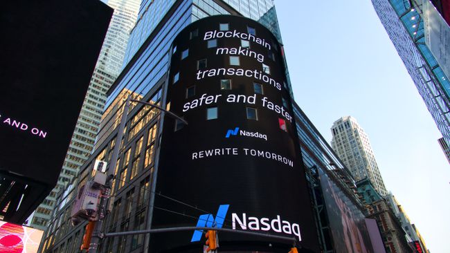 Sebuah iklan Nasdaq layar besar di papan reklame kota yang bertuliskan " Blockcain membuat transaksi lebih aman dan lebih cepat."