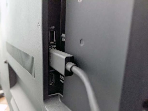 Ein HDMI-Kabel, das an einen Eingang eines Fernsehers angeschlossen ist.