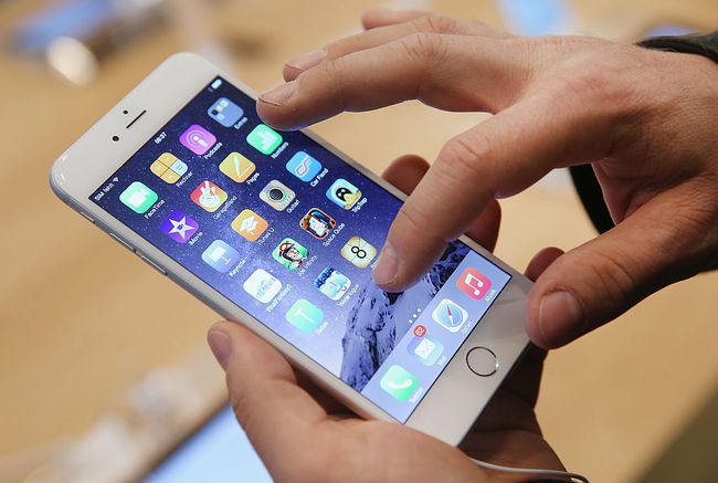 BERLIIN, SAKSAMAA – 19. SEPTEMBER: Ostja proovib uut Apple iPhone 6 Apple Store'is uue telefoni esimesel müügipäeval Saksamaal 19. septembril 2014 Saksamaal Berliinis. Sajad inimesed olid oodanud öö läbi kvartalis järjekorras, et olla esimeste seas inimesed ostavad uue nutitelefoni, mis on saadaval kahes versioonis: Apple iPhone 6 ja mõnevõrra suurem Apple iPhone 6 Pluss. 