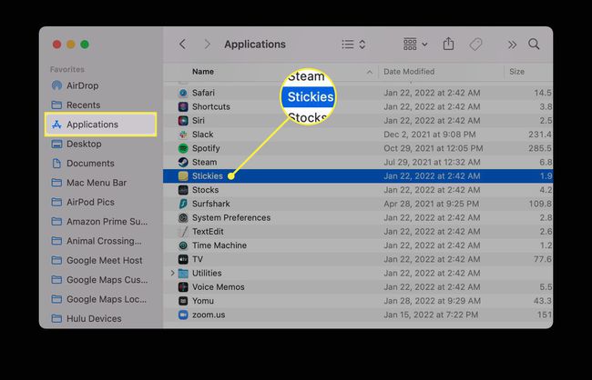 تم تمييز تطبيق Stickies في مجلد التطبيق على macOS.