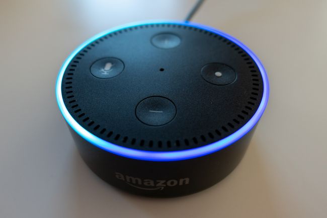 Amazon Echo Dot con un anello blu in alto.