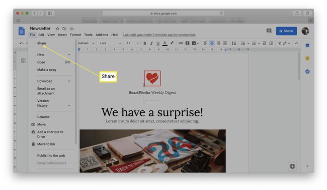 Google Docs ที่ไฮไลต์รายการเมนูไฟล์และแชร์