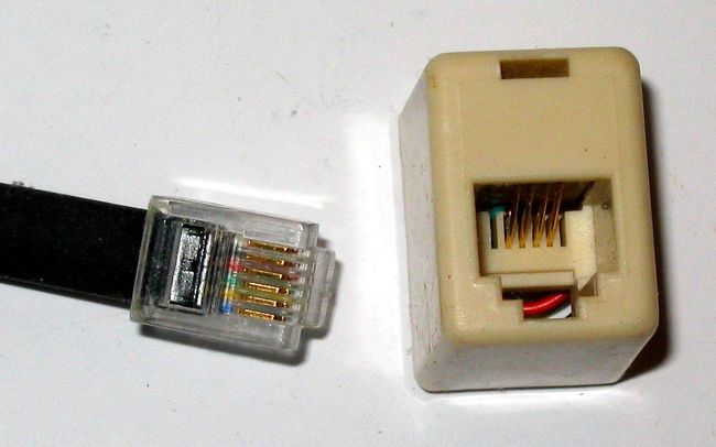 Enchufe y conector telefónico