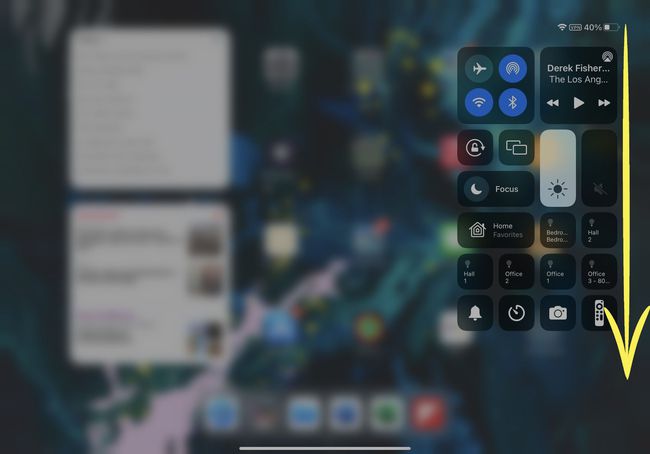 مكان التمرير السريع لأسفل لفتح مركز التحكم المميز على جهاز iPad.