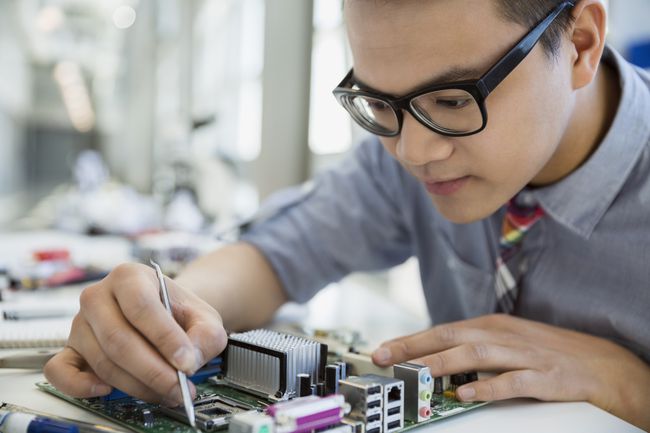 Inginer concentrat asamblarea plăcii de circuite
