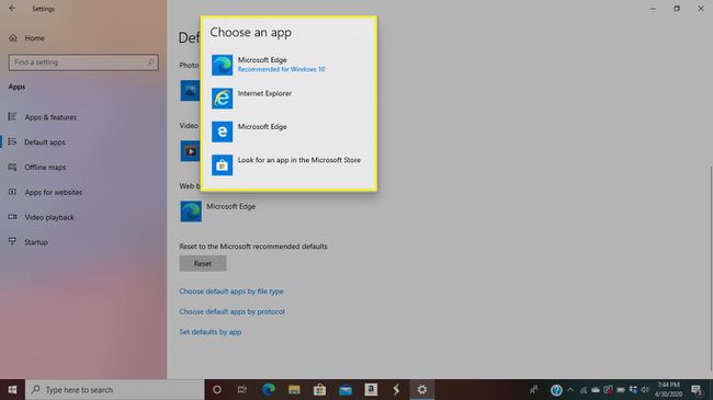 Opciones predeterminadas del navegador web en Windows 10 con la ventana Elegir una aplicación resaltada