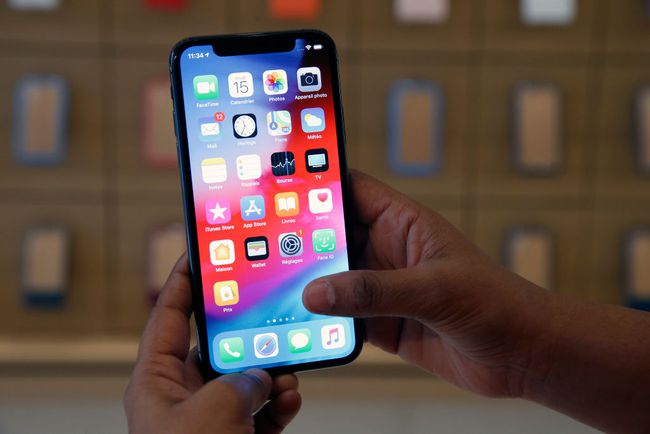 パリのアップルストアにあるiPhoneXS、両手で持つ