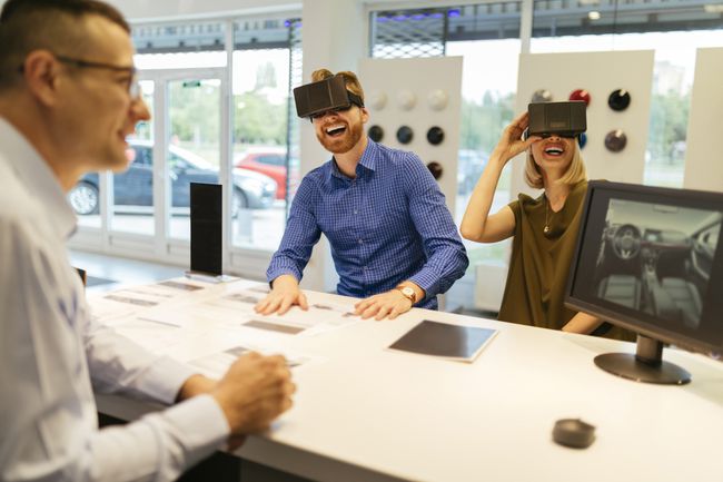 Par som bruker VR-headset i bilforhandler