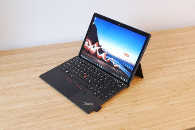 Lenovo X1 Carbon που στηρίζεται σε ξύλινο τραπέζι