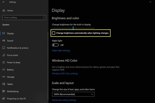 Ustawienia wyświetlania w systemie Microsoft Windows 10.