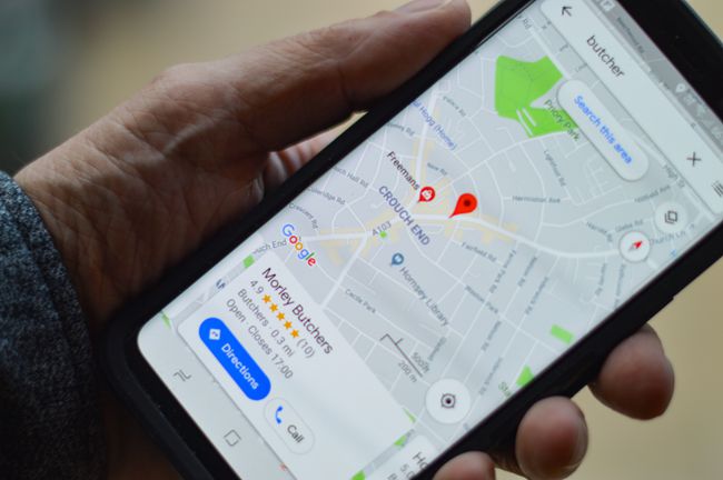 Google Maps på smarttelefon holdt i hånden