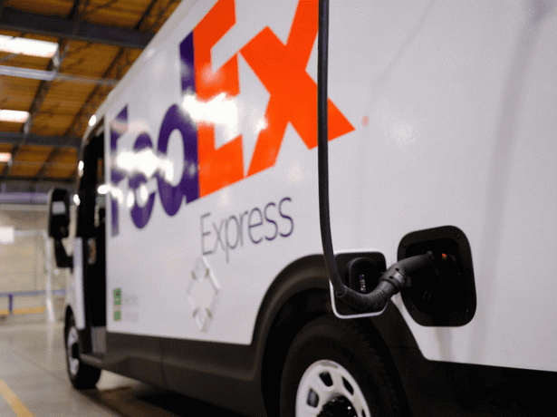 倉庫で充電しているFedExEVのクローズアップ。