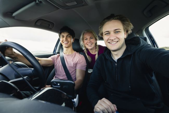 車の中の3人の若者。 